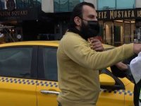 Taksim'de yabancı turist kendisini uyaran polise saldırdı (Video Haber)