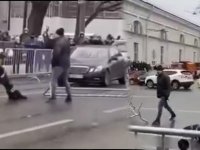 Putin karşıtı gösterici Rus polisini tek yumrukta indirdi (Video Haber)
