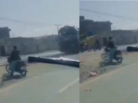 Kan donduran görüntü: Trenin altına giren motorsikletin sürücüsü sağ kurtuldu (Video-Haber)