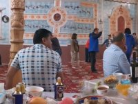 Doğu Türkistan'da Çinliler camide içki içip eğlendi