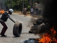 Myanmar'da protestocular polis karakoluna saldırdı: 7 ölü