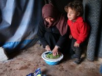 İdlib'deki kamplarda yoksulluk içinde ilk iftar​​​​​​​