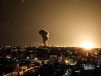 Siyonist İsrail topçuları Gazze'de Hamas mevzilerini