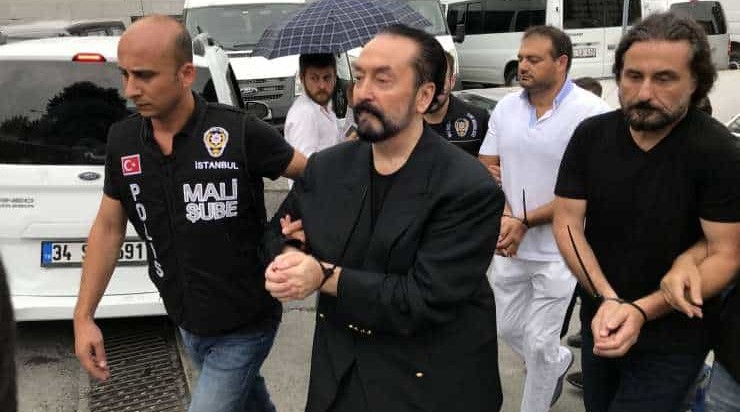 adnan-oktar-kelepce.jpg